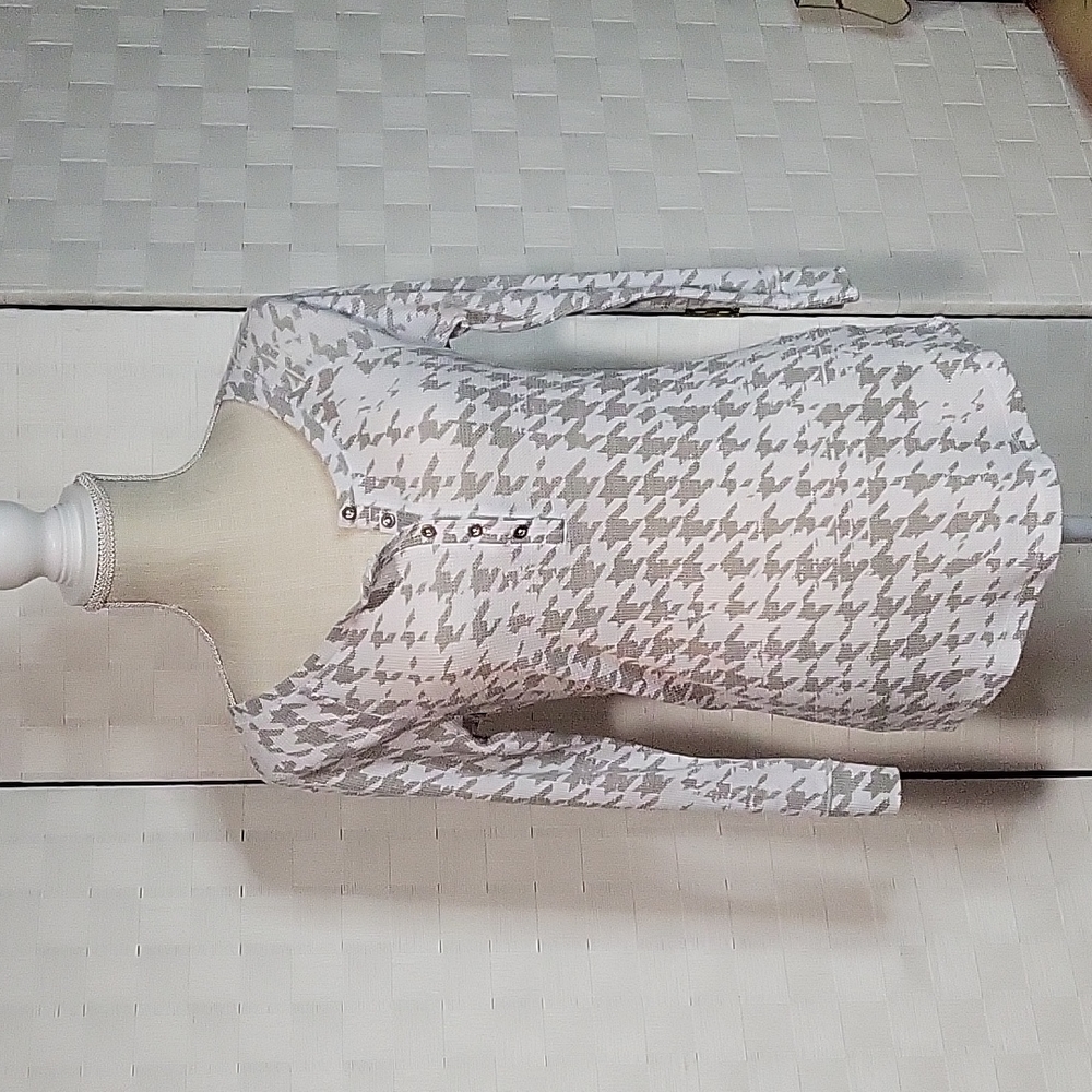 Mudd Size M- Junior's Grey/ White Thermal Long-sleeved Shirt